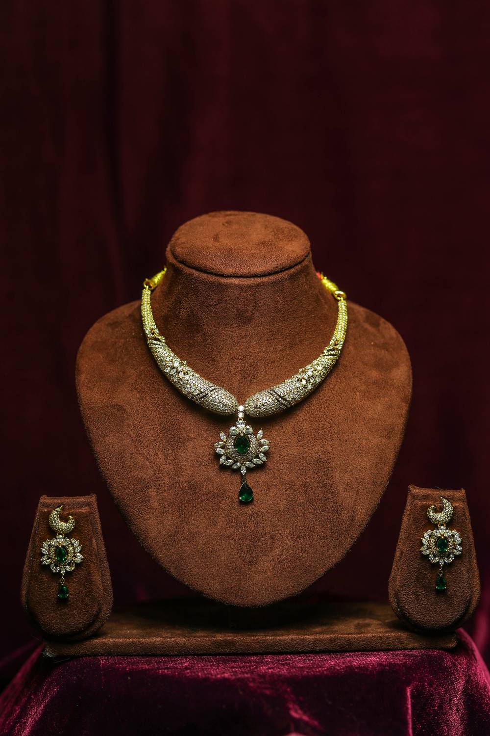 Majestic Hasli Collar Necklace Set with Emerald Tear Drop Pendant And Earrings