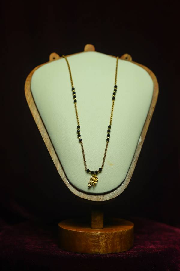 Minimalist Leaf Cluster Short Blackbeads