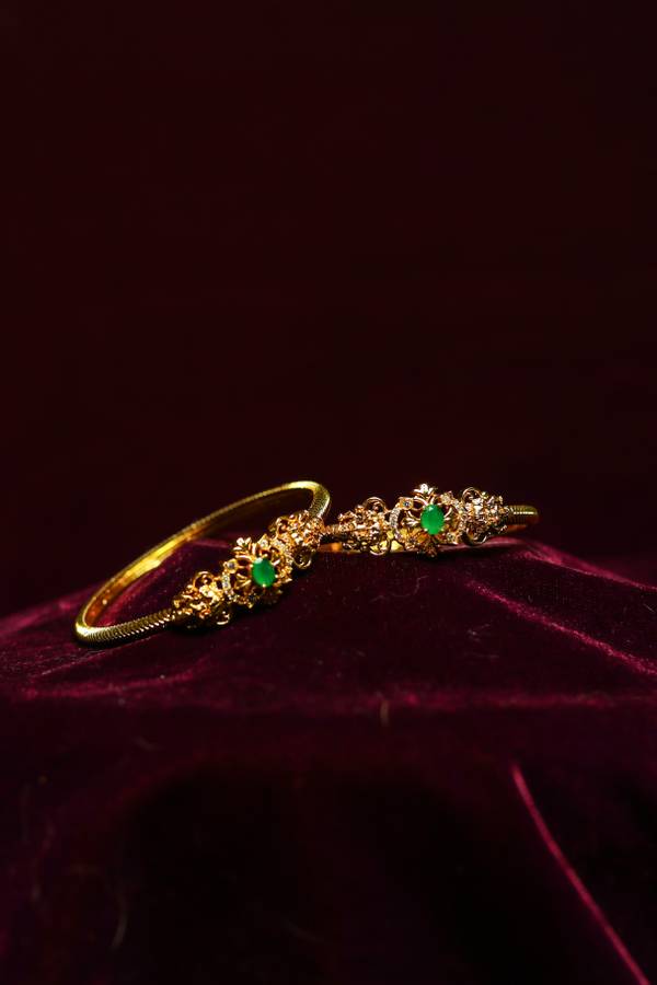 Antique Matte Gold-Plated Emerald Filigree Kada Bangles [ Green ]