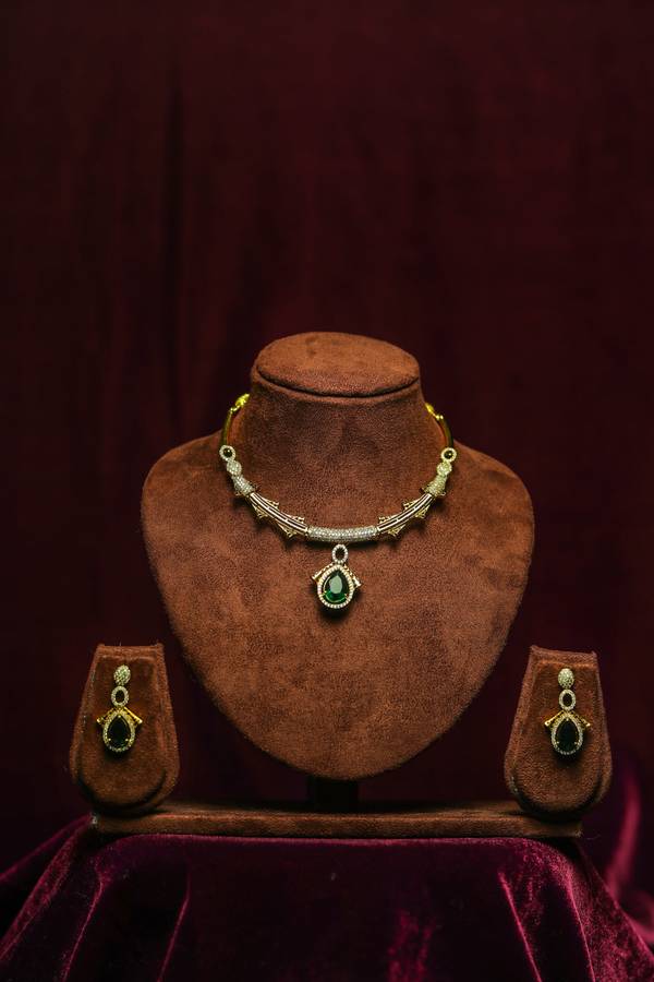  Emerald Minimalist Geometric Collar & Teardrop Pendant Set